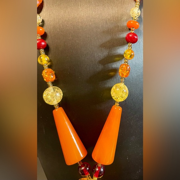 Vintage Artisan Bakelite and Lucite Beaded Necklace - Picture 5 of 11
